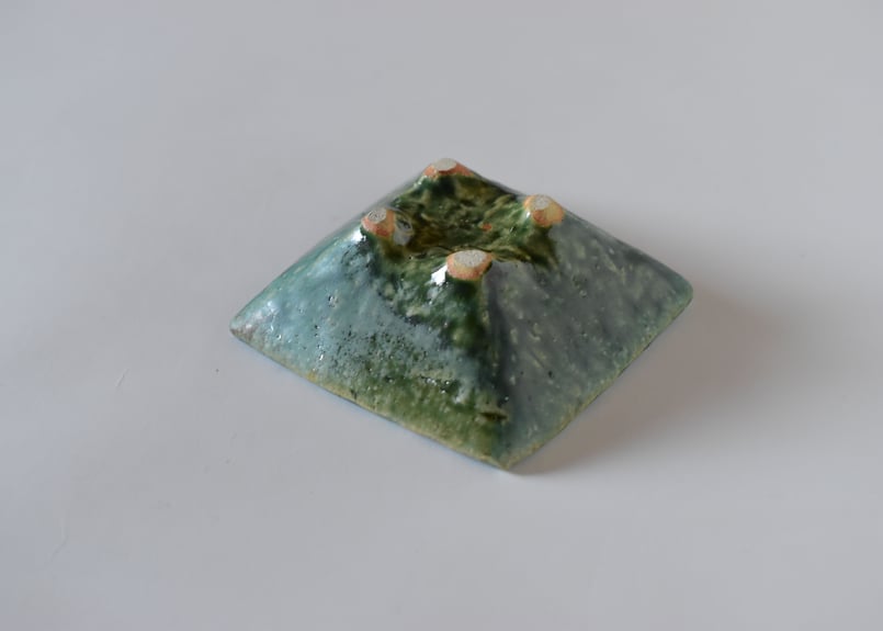 ☆　古織部　菊絵鉢　どっしり構えた味わい深い一品☆y184 美濃焼伝統工芸品協同組合 | 織部四ッ脚四方鉢