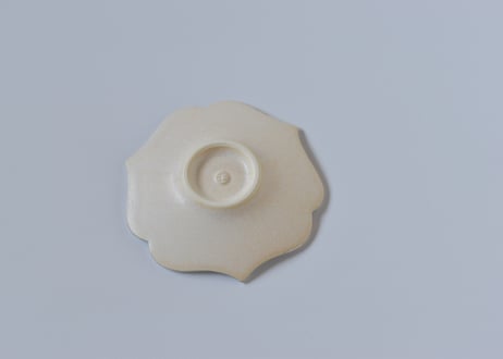 三葉白稜花銀彩豆皿／東一仁