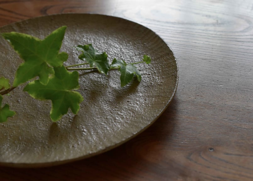 7寸丸皿 蒔地漆錆白／田澤祐介 | うつわと暮らし 凛 ONLINE SHOP