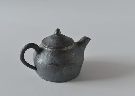 黒釉茶壺／境道一