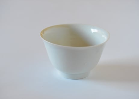 青白磁縁反飯碗／竹下努