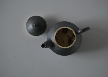 黒釉茶壺／境道一