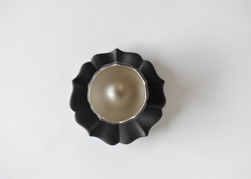 東一仁 黒稜花銀彩（五葉）カップ・ソーサー 2セット 作家もの 器 東一仁 黒稜花銀彩（五葉）カップ・ソーサー 2セット 作家もの 器