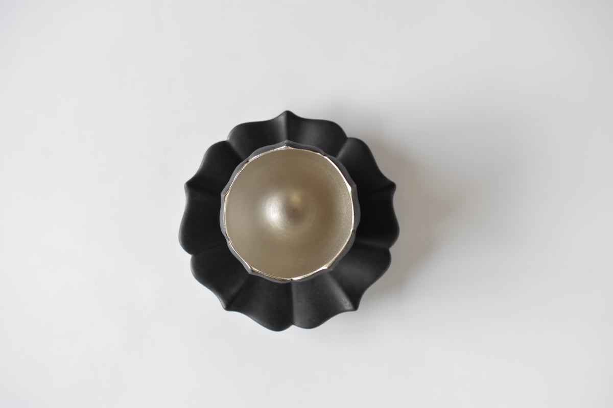 東一仁 黒稜花銀彩（五葉）カップ・ソーサー 2セット 作家もの 器 東一仁 黒稜花銀彩（五葉）カップ・ソーサー 2セット 作家もの 器