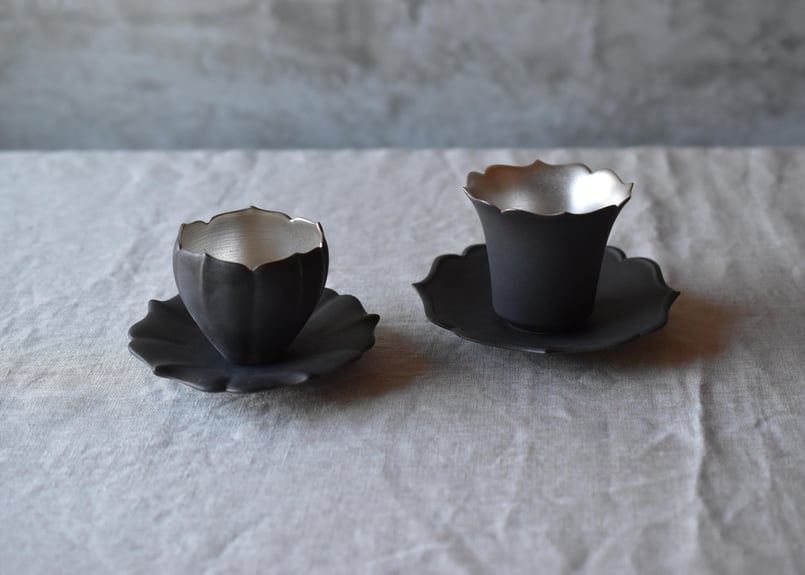 東一仁 黒稜花銀彩(五葉)カップ・ソーサー 2セット 作家もの 器 黒稜花銀彩C/S(五葉)/東一仁 | うつわと暮らし 凛 ONLINE SHOP
