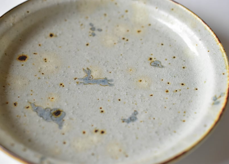 市野吉記　コウホ窯　皿　うさぎ　色安南手　作家物 市野吉記 コウホ窯 皿 うさぎ 色安南手 作家物 コウホ窯 いろ安南