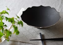 黒稜花銀彩浅鉢／東一仁