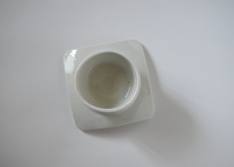 青白磁四方台皿（丸台）／竹下努