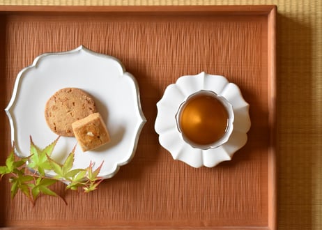 四葉白稜花銀彩菓子皿／東一仁