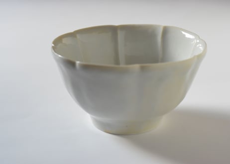 青白磁輪花丼／竹下努