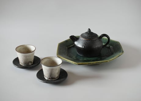 黒釉茶壺／境道一