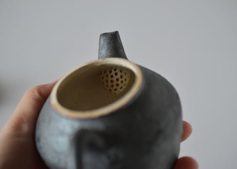 黒釉茶壺／境道一