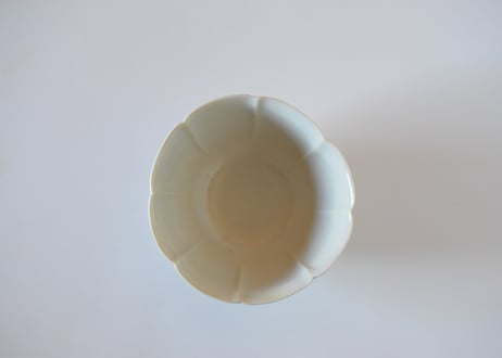 青白磁輪花丼／竹下努
