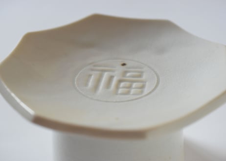 青白磁八角台皿（福字）／竹下努