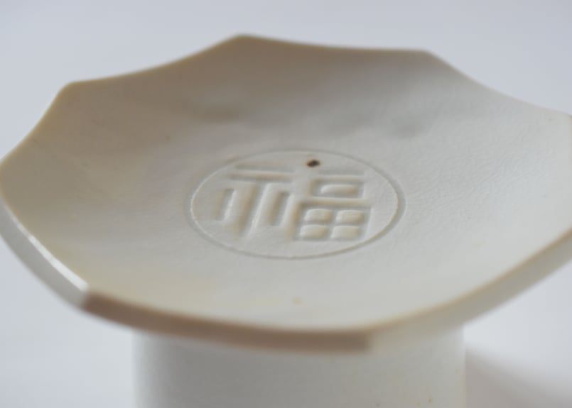 青白磁八角台皿（福字）／竹下努 | うつわと暮らし 凛 ONLINE SHOP