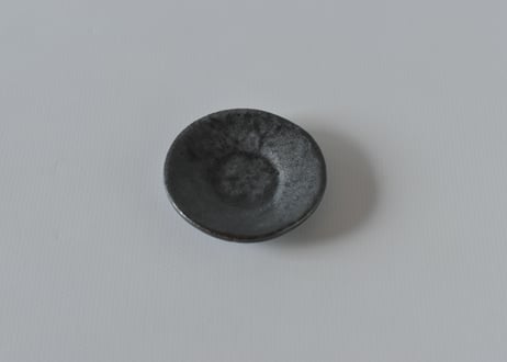 黒釉小皿／境道一