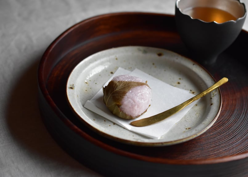 市野吉記　うさぎ　兎　シノワズリ　リム皿 いろ安南 SHOP ONLINE 凛 うつわと暮らし | 皿（うさぎ）／市野吉記 食器
