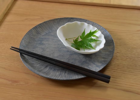 ７寸丸皿　蒔地漆薄白／田澤祐介