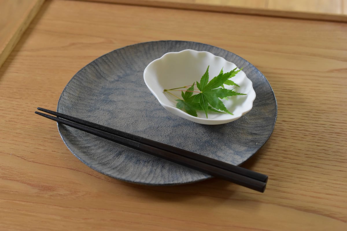 7寸丸皿 蒔地漆薄白／田澤祐介 | うつわと暮らし 凛 ONLINE SHOP