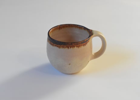 口茶白マグ／奥村陶房