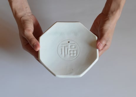 青白磁八角台皿（福字）／竹下努