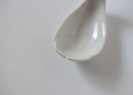 青白磁稜花蓮華／竹下努