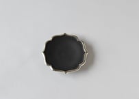 黒稜花銀彩豆皿（四葉）／東一仁