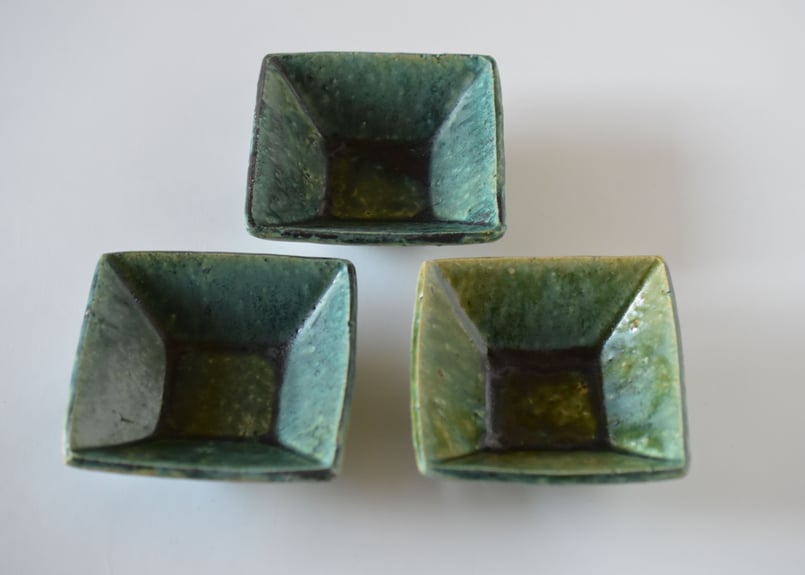 骨董　レトロ　織部釉　歌人　和歌　四角小皿　（古箱　手入？） 織部釉 四角小鉢／境道一 | うつわと暮らし 凛 ONLINE SHOP