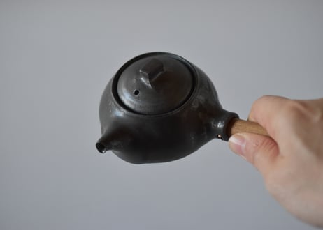 黒釉煎茶急須（台形）／馬場勝文