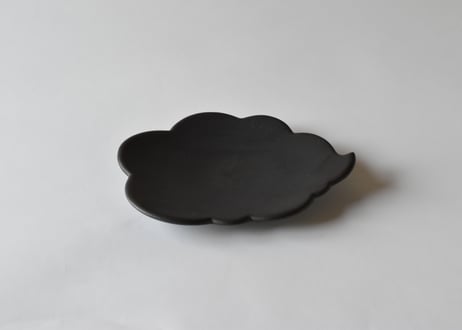 ウンリュウ菓子皿（黒）／東一仁
