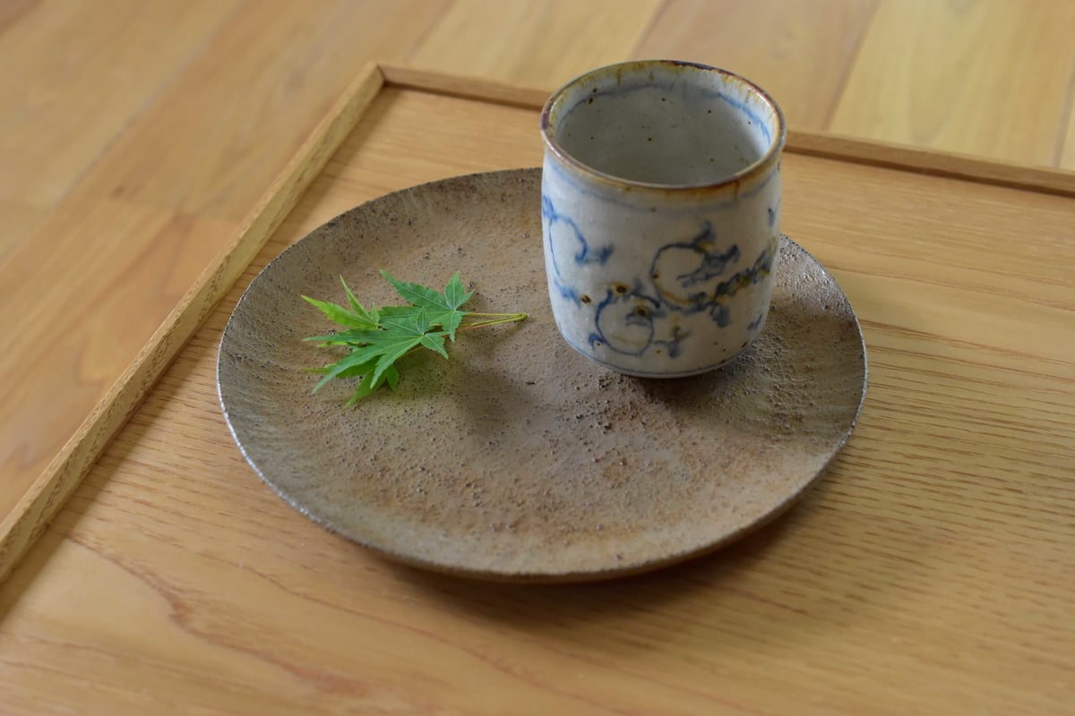 7寸丸皿 蒔地漆錆白／田澤祐介 | うつわと暮らし 凛 ONLINE SHOP