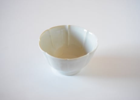 青白磁輪花丼／竹下努