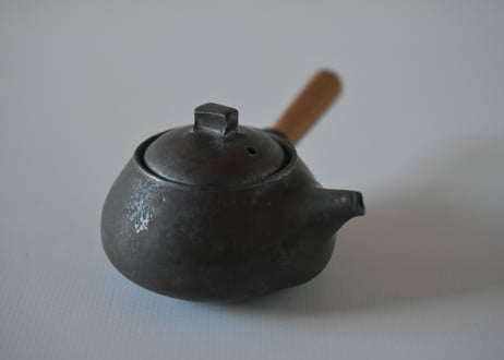 黒釉煎茶急須（台形）／馬場勝文