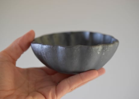 黒釉　輪花鉢／境道一