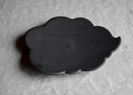 ウンリュウ菓子皿（黒）／東一仁