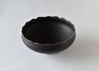 黒稜花銀彩深鉢／東一仁