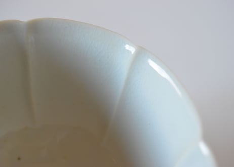 青白磁輪花丼／竹下努