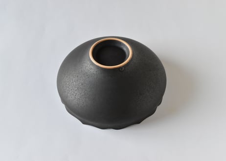 黒稜花銀彩深鉢／東一仁