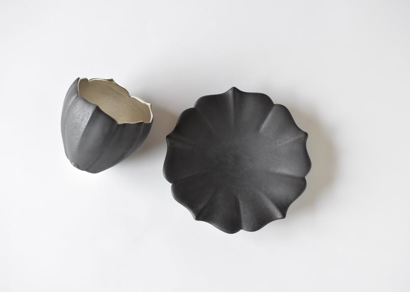 東一仁 黒稜花銀彩（五葉）カップ・ソーサー 2セット 作家もの 器 東一仁 黒稜花銀彩（五葉）カップ・ソーサー 2セット 作家もの 器