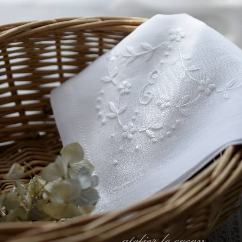 白い糸の刺繍‐リネンハンカチ‐ | cocon