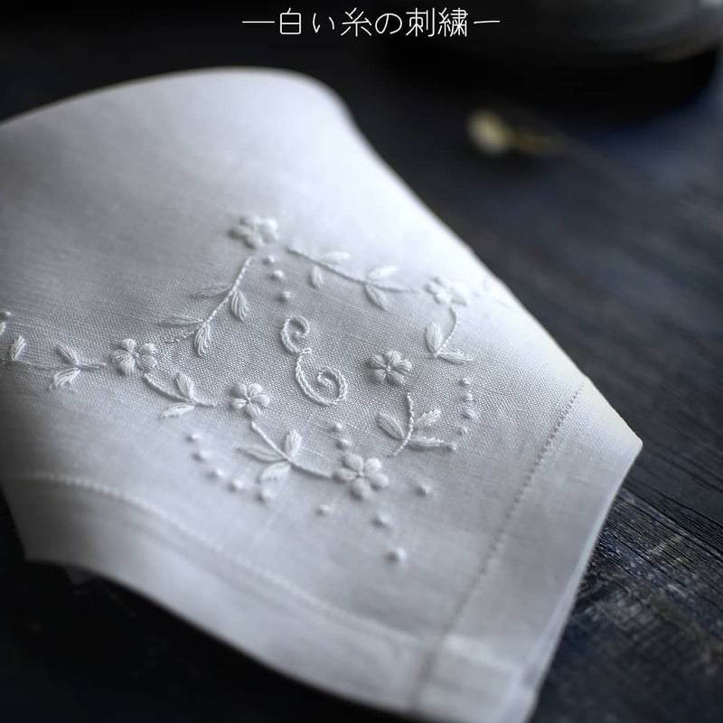 白い糸の刺繍‐リネンハンカチ‐ | cocon