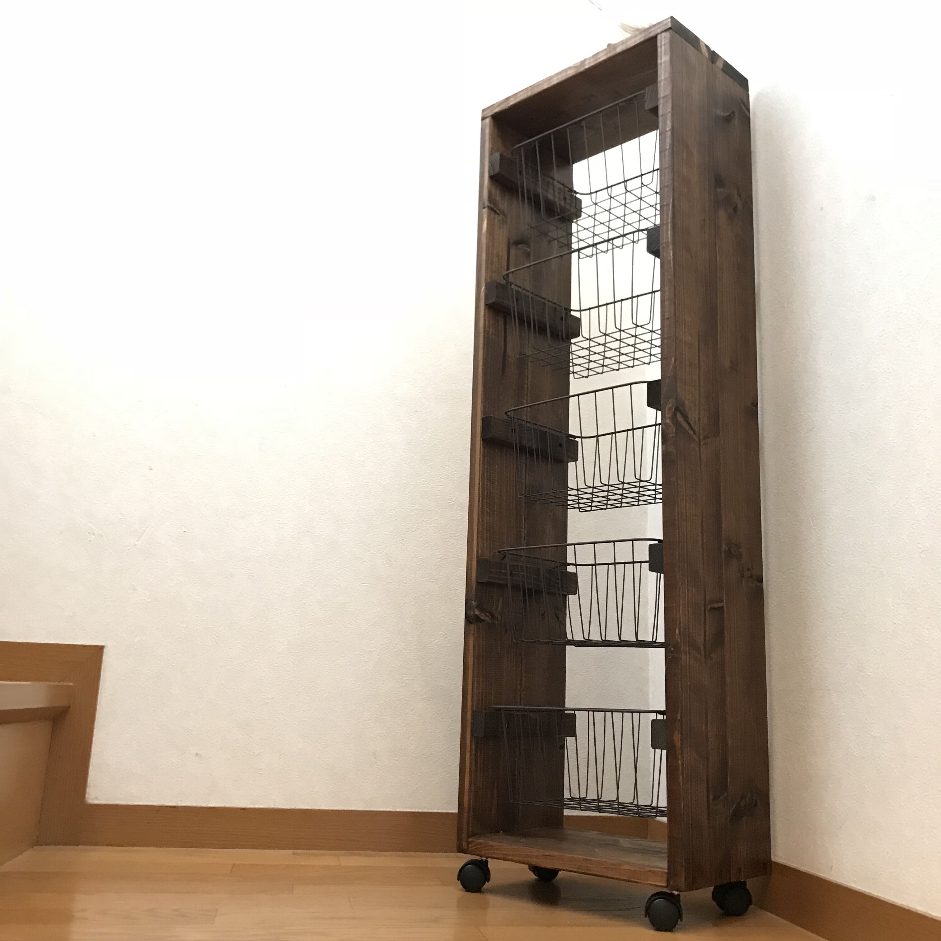 木製ウォールシェルフ ワイヤーバスケット付き ワイヤーバスケット5段シェルフ【handmade】キャスター付き | KABACHO