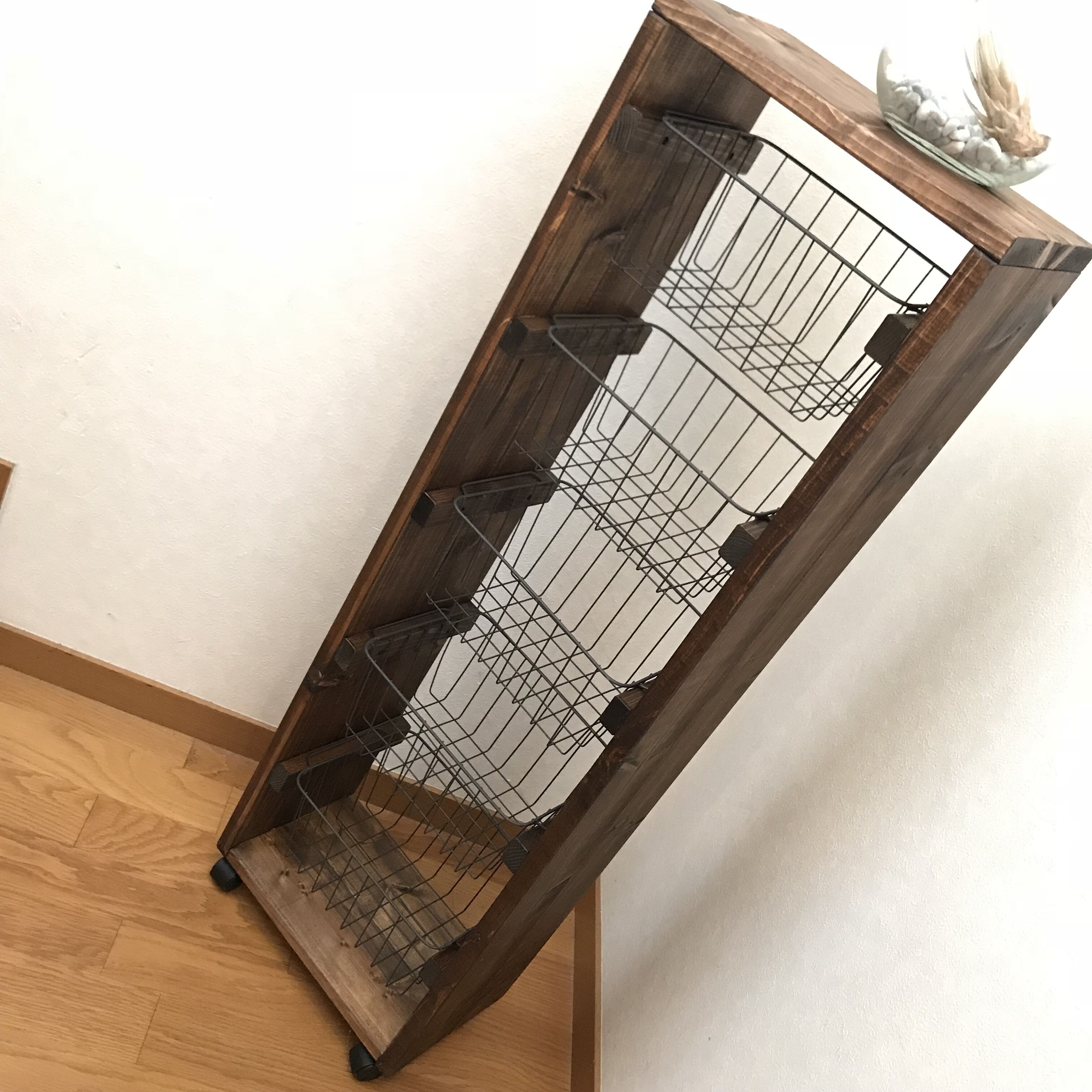 木製ウォールシェルフ ワイヤーバスケット付き ワイヤーバスケット5段シェルフ【handmade】キャスター付き | KABACHO