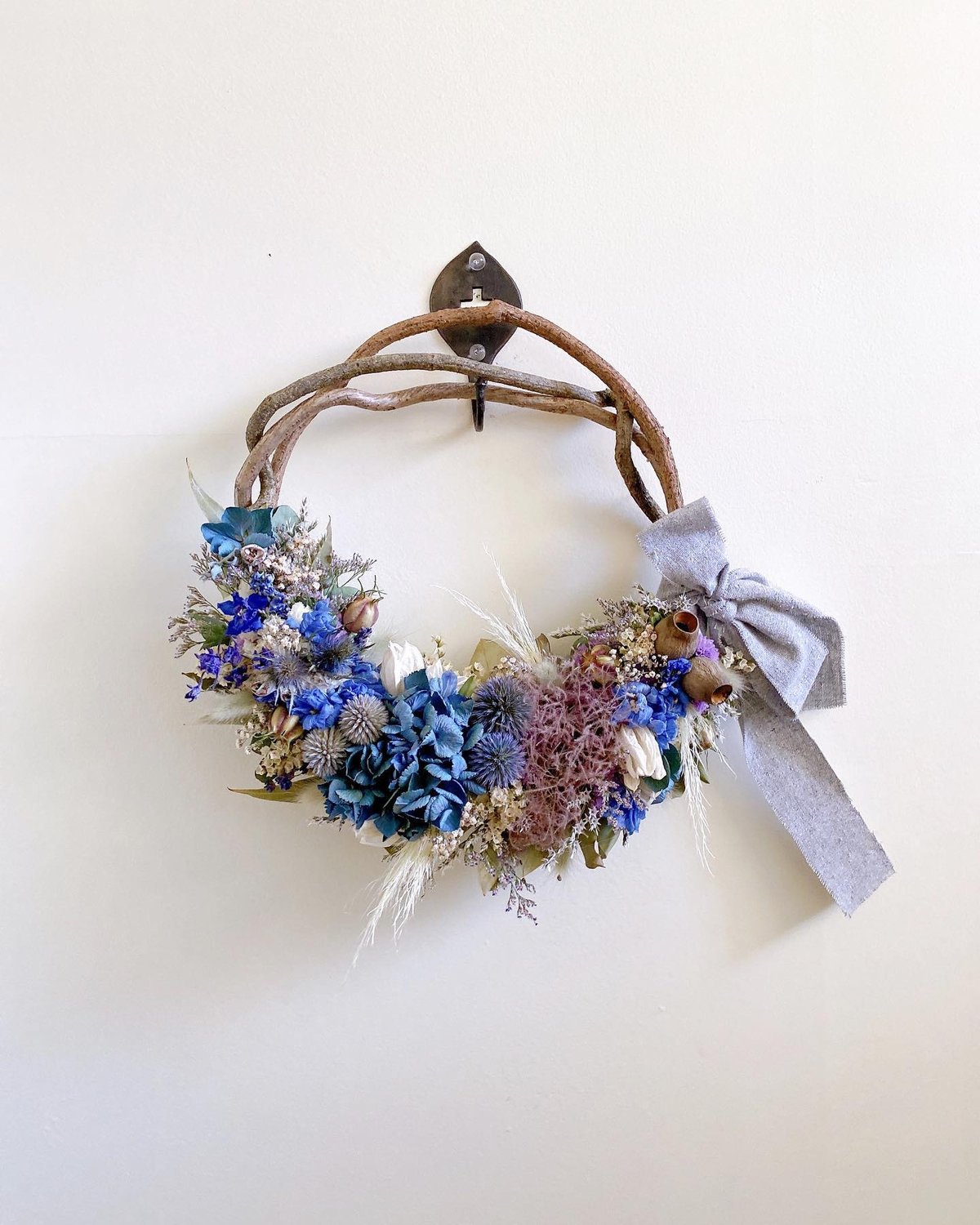 夏の青 ハーフムーンリース ドライフラワー | ayakai flower STORE 夏の青 ハーフムーンリース ドライフラワー | ayakai flower STORE