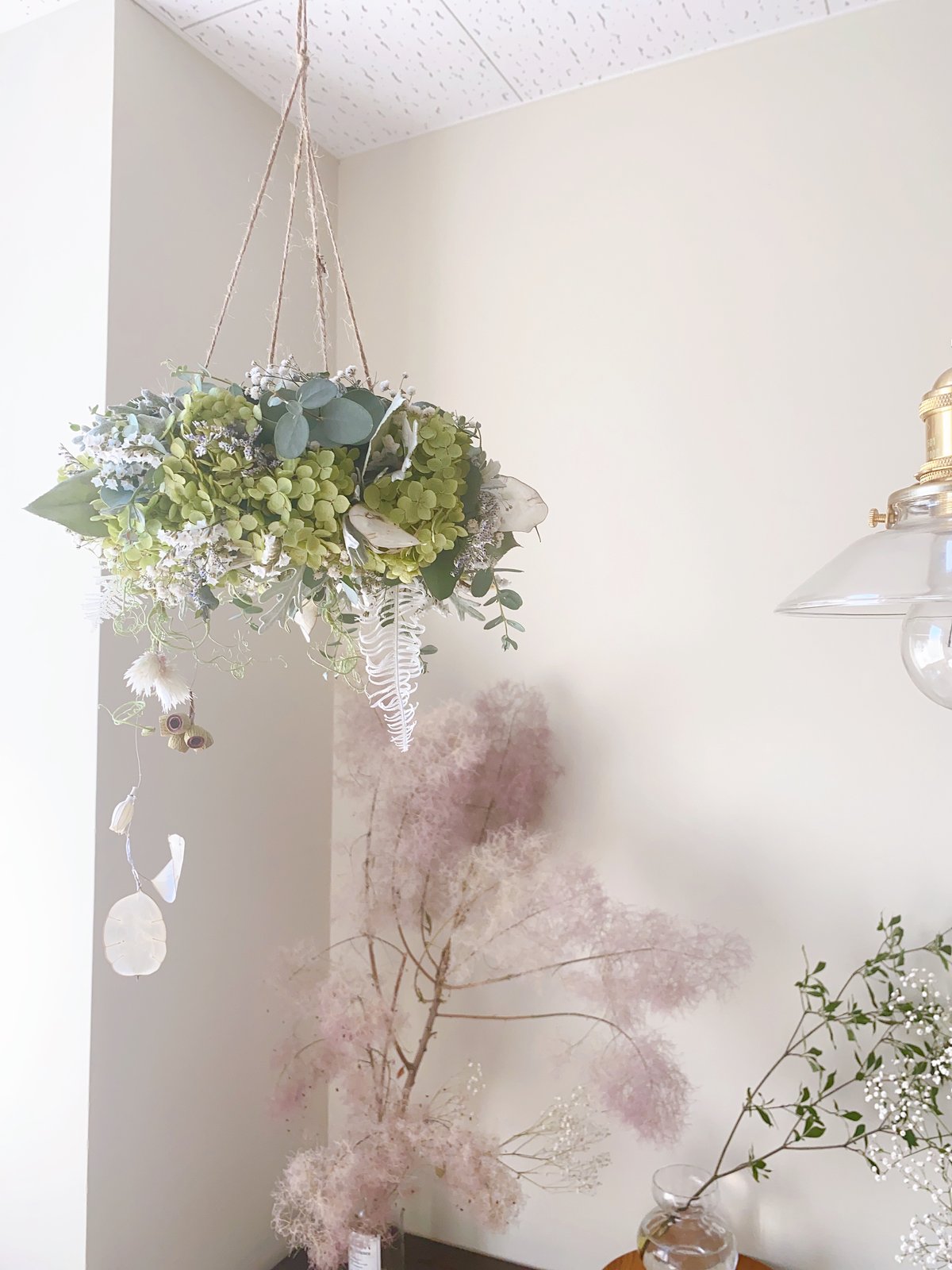 紫陽花ユーカリ花々のフライングリース ユーカリと紫陽花のフライングリース | F L E U R I