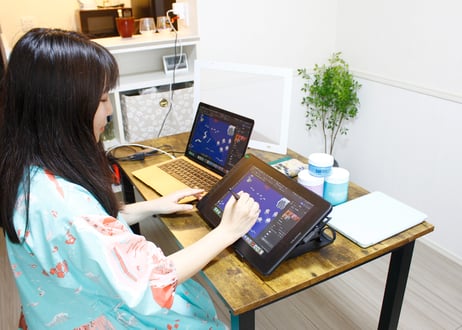 【minigara】トンビにハンバーガー取られちゃった！タオルハンカチ（商品コード:TG670580）
