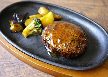 【なんどき牧場】《冷凍》「紙包み なんどきハンバーグ(2個入・付け合わせ野菜付き)」  (商品コード：TF310462)