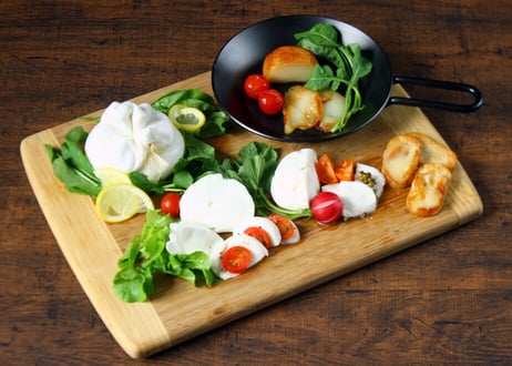 【Osteria e Bottega S】自家製スカモルツァアフミカータ燻製チーズ（商品コード:TF530373）