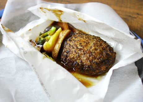 【なんどき牧場】《冷凍》「紙包み なんどきハンバーグ(2個入・付け合わせ野菜付き)」  (商品コード：TF310462)