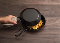 ナウ産業「Tetsu Konabe  Set」(フタ付き)　錆びない鉄鍋　あやせものづくり研究会 送料込（商品コード：TG400368）